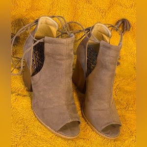 BRAND NEW Antonio Melani open toe heels